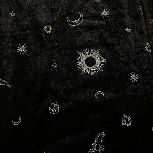 H&M black velvet skirt - Picture 7 of 11